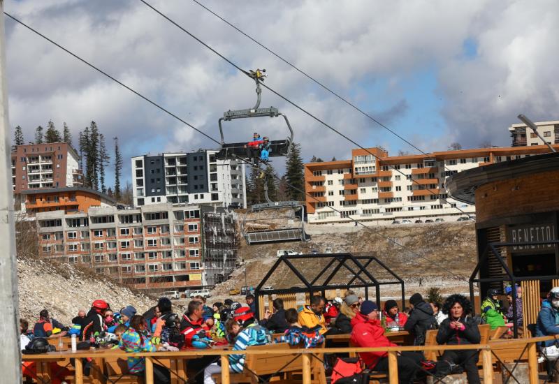 Bijeg od lockdowna: Na Bjelašnici skijanje i druženje na čistom zraku